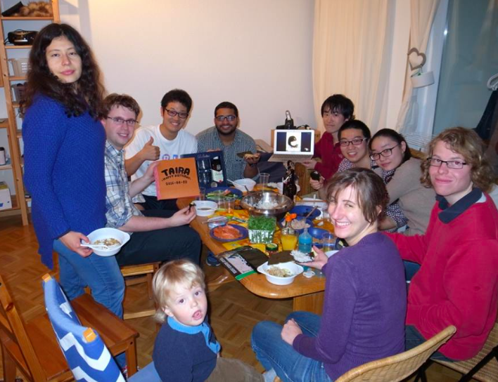誕生日パーティ with 研究所の同僚とその彼女や家族ドイツでは、誕生日を迎える人がホストになりおもてなしを行う。