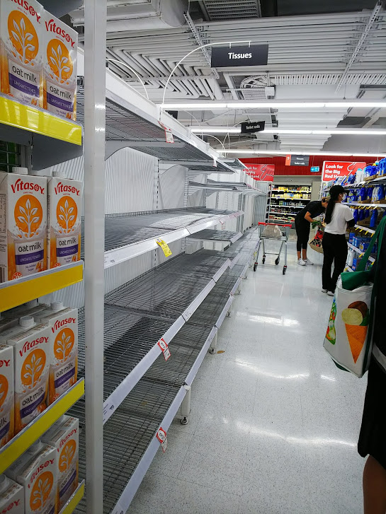 新型コロナウイルス感染症の影響で空になったスーパーマーケットの棚