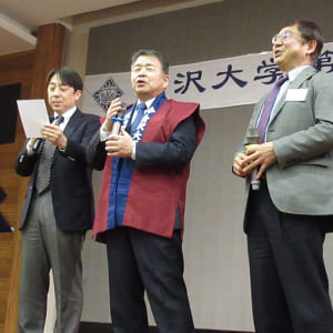 校歌を斉唱する（左から）田中茂雄学長補佐，山崎学長，大谷吉生副学長