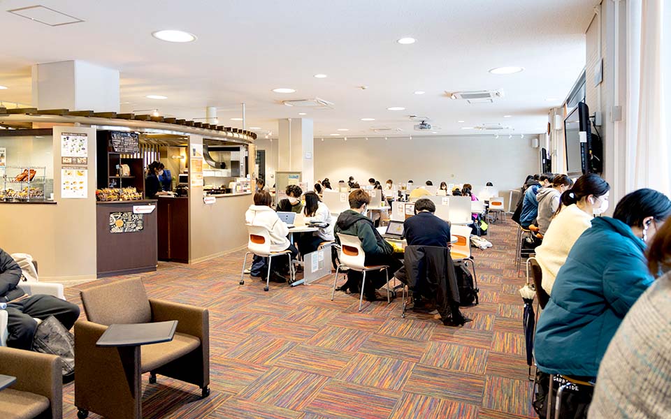 図書館併設のカフェスペース
