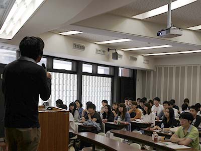 聞き入る学生