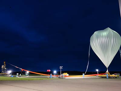 科学観測用大気球気球打ち上げの様子