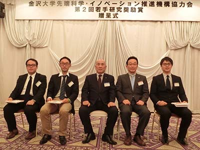 写真左から春木准教授，高橋准教授，坂井副会長，向理事，小林助教