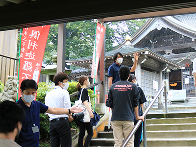 倶利伽羅不動尊の歴史を説明する池野氏（階段上）