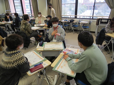 他学域・学年の学生と小規模のグループワークの様子