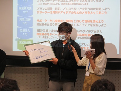 学生自らがチャレンジしたいプロジェクト（=ちょこっとプロジェクト）を発表している様子