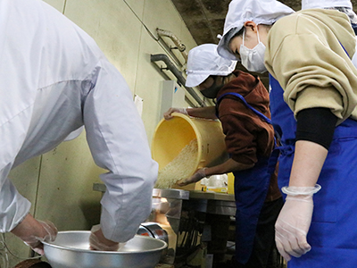 材料が混ざり合う様子にくぎ付け