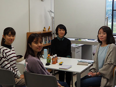 渡辺先生インタビューの様子（インタビューはマスク着用）