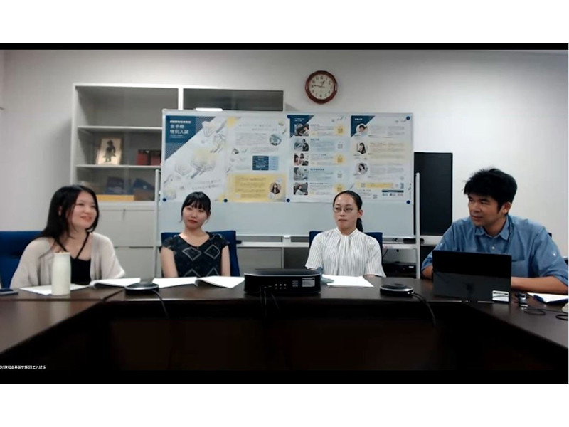 質問に答える学生ら