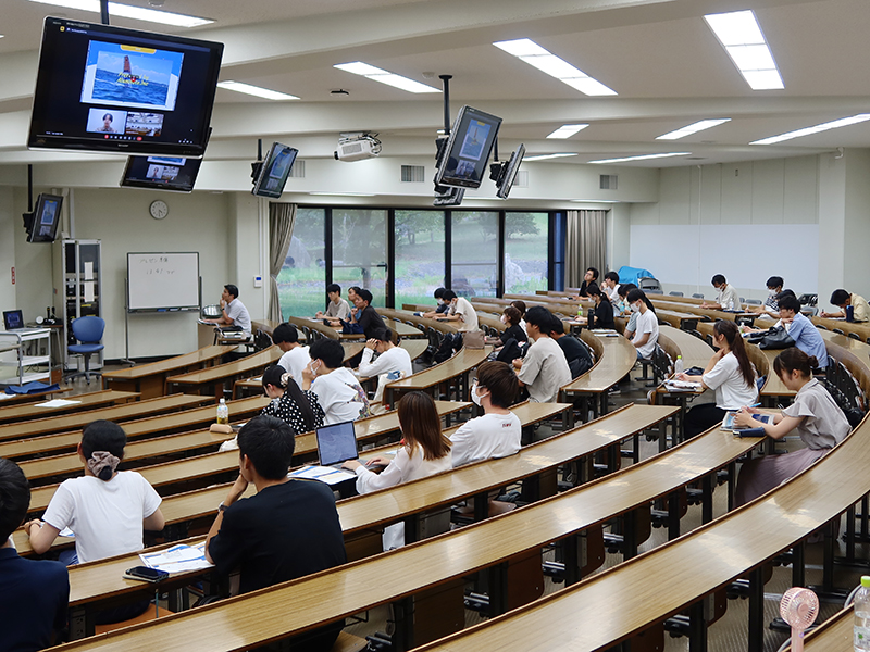 説明に聞き入る公認課外活動団体の学生ら