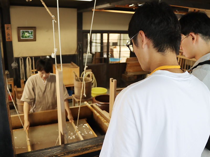 越前和紙の里卯立の工芸館で紙漉きを見学