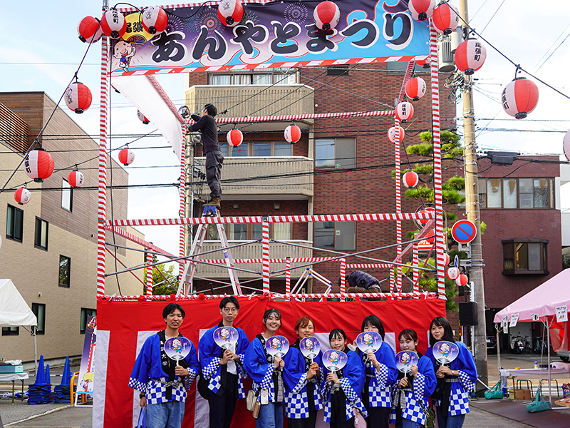 夏祭りの盛り上げに携わった学生ら