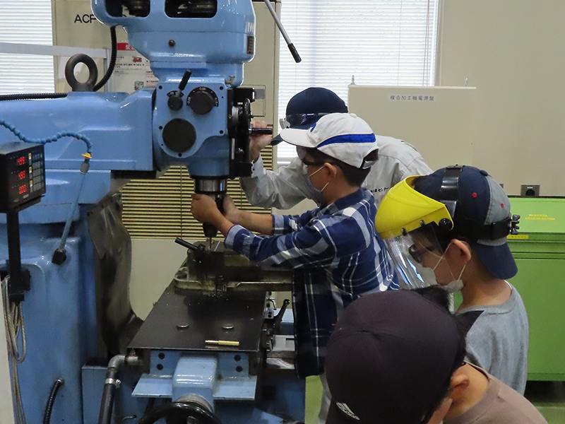 旋盤やボール盤などの工作機械で金属を切削