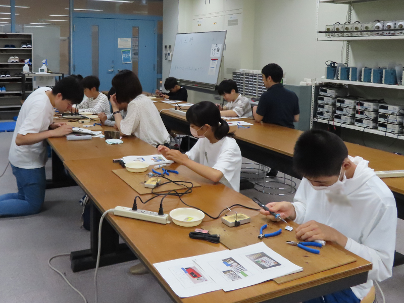 教室2「プログラミングして反応するミニロボットを作ろう！」の様子