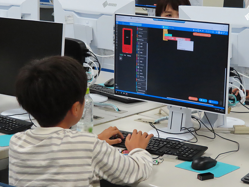プログラミングを体験する小学生ら