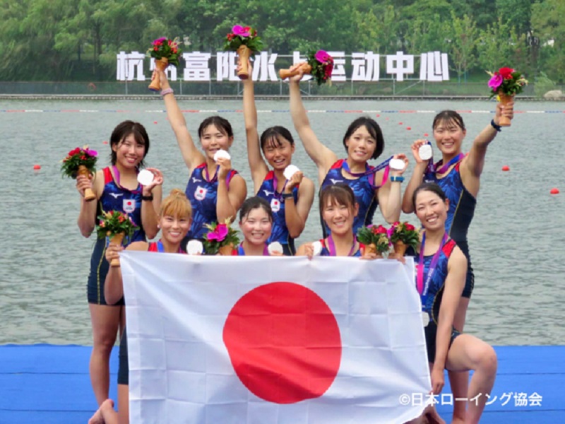 クルーと共に銀メダルを掲げ笑顔を見せる柿島さん（後列左端）
