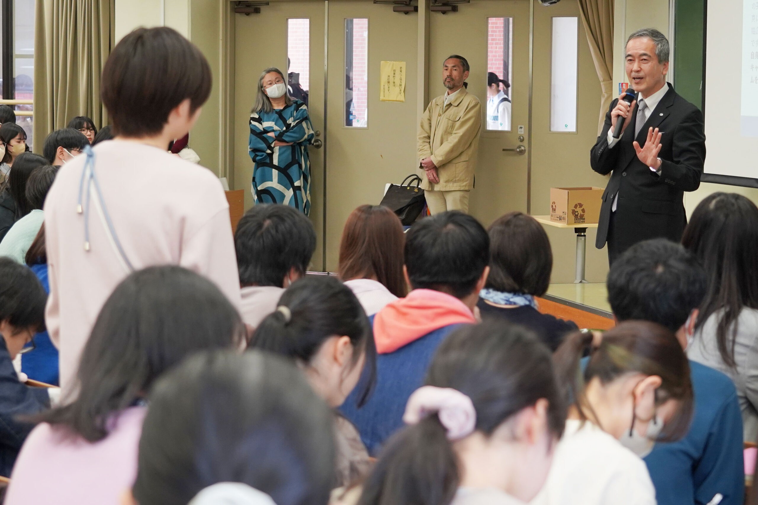 学生からの質問に回答する和田学長